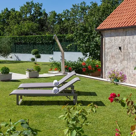 Paradiso فيلة Blato na Cetini