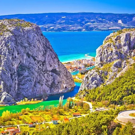فيلة Paradiso Blato na Cetini