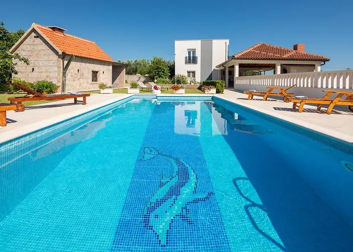 فيلة Paradiso Blato na Cetini