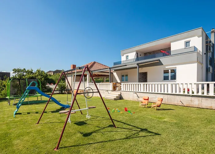 فيلة Paradiso Blato na Cetini