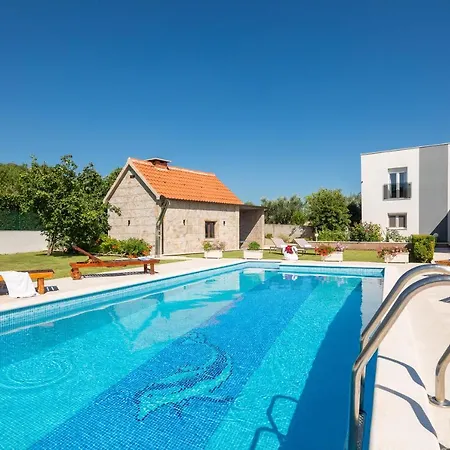 Paradiso Villa *